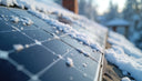 PV-Anlage von Schnee befreien: Wann lohnt es sich, was ist gefährlich und welche Methoden funktionieren sicher? Inklusive Ertragsbeispielen & Profi-Tipps.